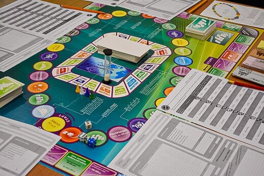 играем в настольную игру  "секрет денег"