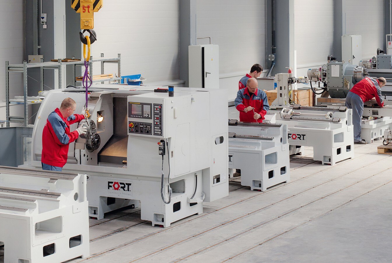 Станок на заводе. Цех металлообработки. Цех металлообработки. Оборудование для промышленности. Оборудование для автоматизации производства.