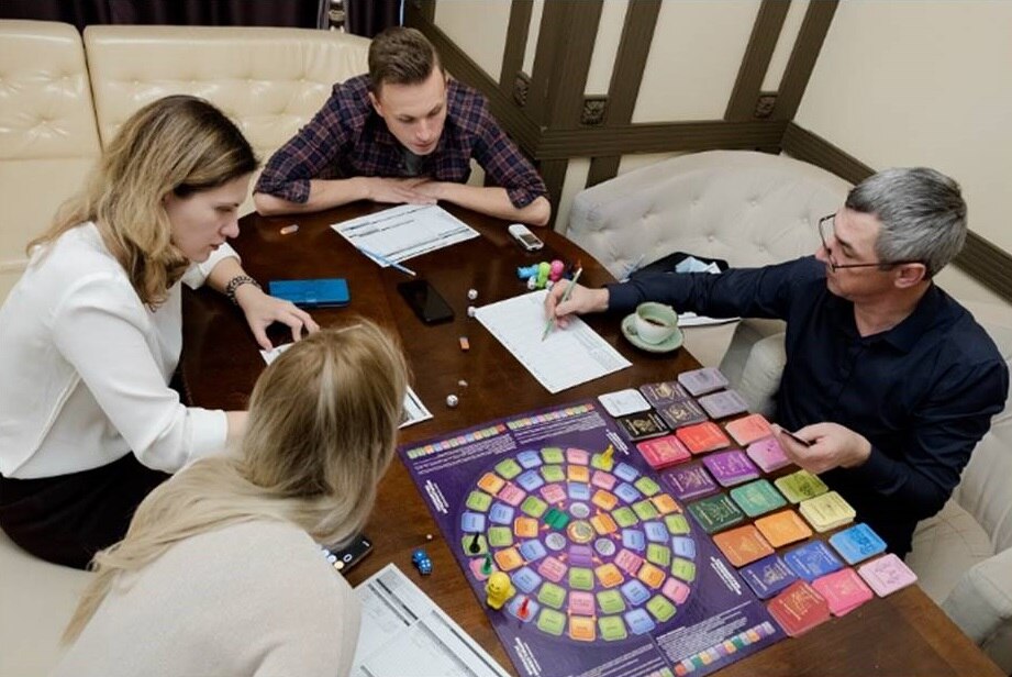 Приглашаю тебя на игру "Финансы и Инвестиции", где ты сможешь окунуться в мир инвестиций, не рискуя реальными деньгами.