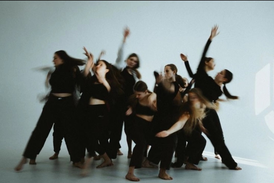 Танцуют все😌