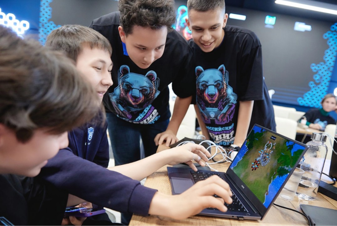 Мастер-класс по программированию в видеоигре «Берлога: Защита пасеки».